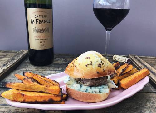 Buns à l’agneau confit, fourme d’Ambert et frites de patate douce