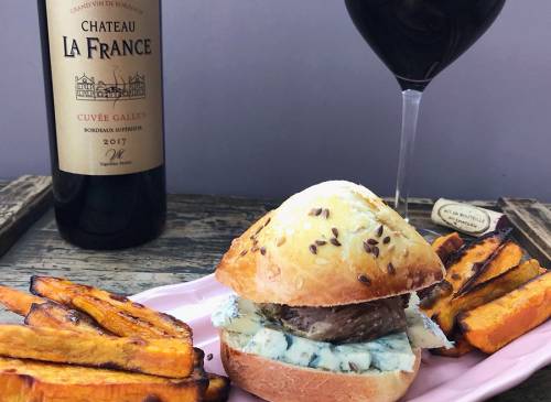 Buns à l’agneau confit, fourme d’Ambert et frites de patate douce