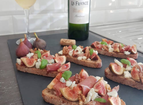 Bruschettas aux figues, roquefort et jambon cru