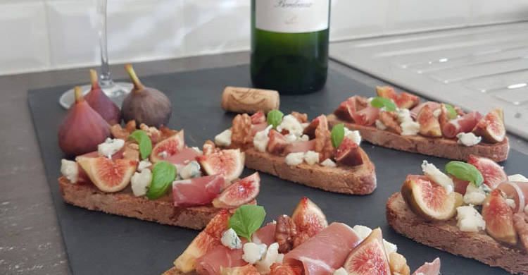 Bruschettas aux figues, roquefort et jambon cru