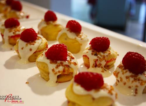 Raspberry cupcakes with praline and white chocolate