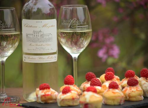 Raspberry cupcakes with praline and white chocolate