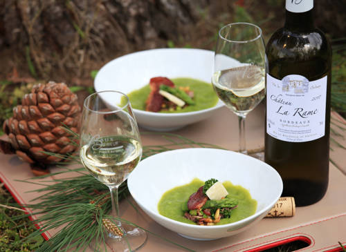 Gaspacho aux asperges, canard fumé et pignons