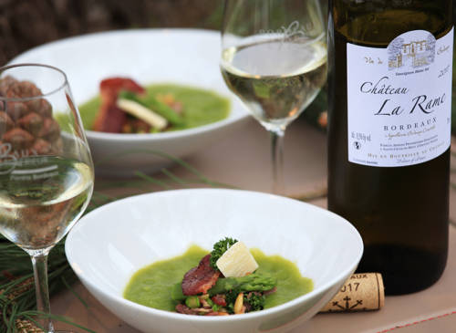 Gaspacho aux asperges, canard fumé et pignons