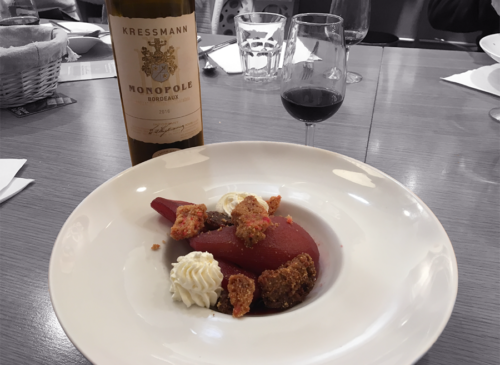 Poire pochée au vin rouge et épices, crumble aux pralines roses