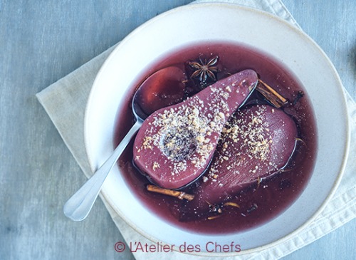 Poire pochée au vin rouge et épices, crumble aux pralines roses