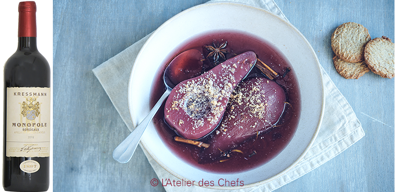 Poire pochée au vin rouge et épices, crumble aux pralines roses