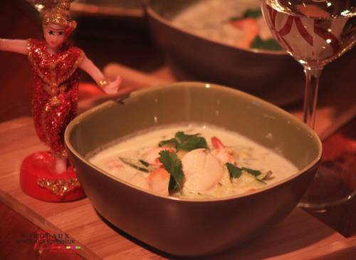 Green curry with Saint-jacques and prawns