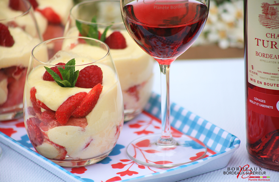 Tiramisu rose aux fruits rouges