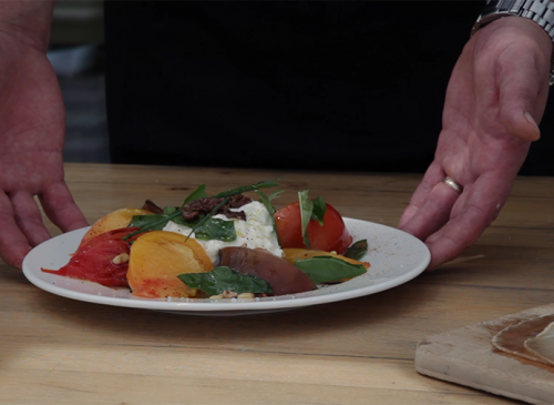 Beefsteak tomato à la burrata with pistou sauce