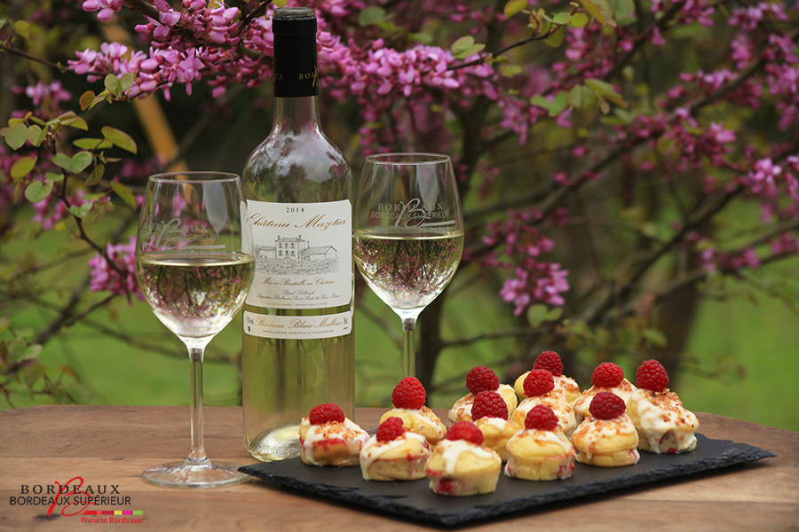 Raspberry cupcakes with praline and white chocolate