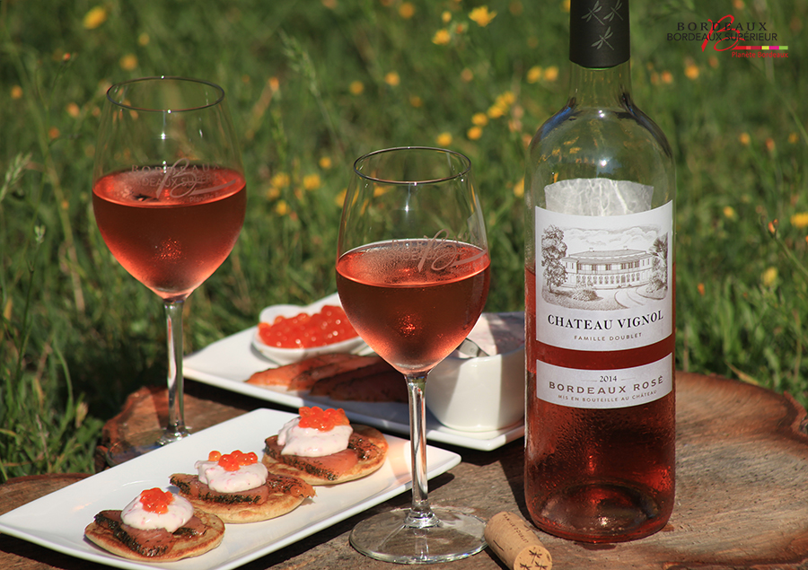 Salmon blinis with rose sauce